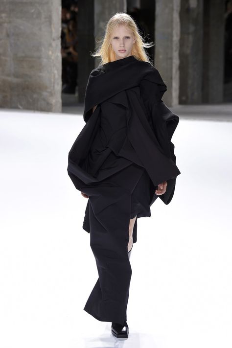 The Rick, Sculptural Fashion, Catwalk Fashion, Yoga Fashion, Fashion Images, Spring Summer 2017, Dark Fashion, Spring 2017, Rick Owens