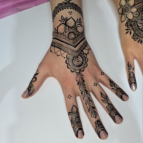 Hers & His 💖 couples henna art • create memories, celebrate love • #Jagua 🖤 #hennaart #hennadesign #hennainspo #couplesgoals #hisandhers #twinning #hennatattoo #hennaartist #jaguaink #freshjagua #blackhenna #natural #plantbased #genipaamericana Tattoo For Love, Men Henna Tattoo, Black Henna, Henna Artist, Create Memories, Henna Art, Henna Design, Celebrate Love, Henna Tattoo