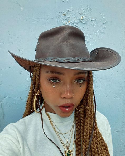 7,260 mentions J’aime, 59 commentaires - b☣️nzai (@bonzaimai) sur Instagram : "giddyup den 👺" Cowgirl Makeup, Cowgirl Halloween, Hot Halloween Outfits, Black Cowgirl, Cowboy Costume, Couples Halloween Outfits, Cowgirl Costume, Rodeo Outfits, Cowgirl Party