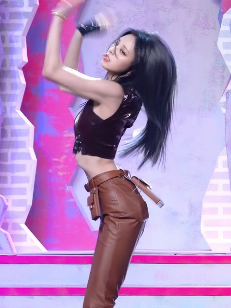 Kpop Small Waist, Tiny Waisted Women, Tinysp0000 Pink, K Pop Body Type, Skinniest Person In The World, Tiny Waists Aesthetic, Affirmation For Slim Waist, Kpop Idols Small Waist, Subliminals Flat Stomach