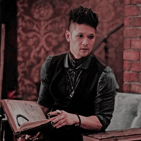 Harry Shum, Shadowhunters Cast, Magnus Bane, Character Icons, Pirate Captain, Fav Character, Shadowhunters Malec, Kin List, Archangel Gabriel