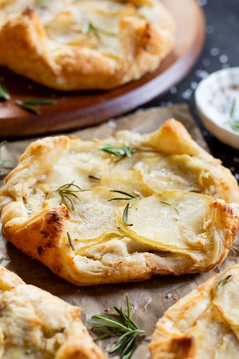 Vegan Puff Pastry, Vegan Appetizers Recipes, Rosemary Potatoes, Fall Vegan Recipes, Puff Pastry Tart, Vegan Thanksgiving Recipes, Holiday Appetizer, Vegan Potato, Savory Tart