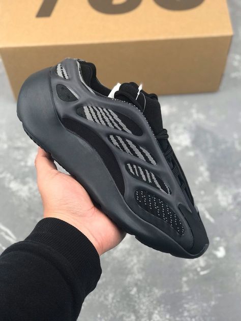 Yeezy 700 V3 Alvah, Jordan Shoes Men, Yeezy Shoes Outfit, Black Yeezys, Women Nike Shoes, Shoes Air Max, Nike Shoes Air, New Jordans Shoes, Pretty Shoes Sneakers