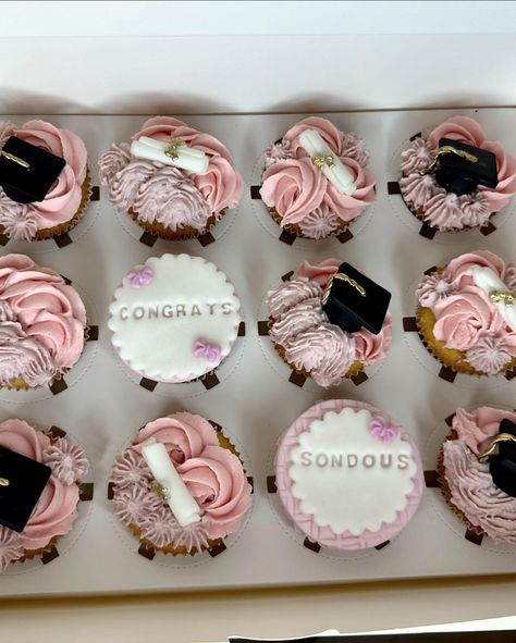 Graduation cupcakes 🧁 🎓 . . . . . . . #graduation #cupcakes #graduationcupcakes #pink #pinkcupcakes #cake #graduationcake #graduationgirl #bake #cakedesign #instagram #morocco Graduation Cake With Cupcakes, Graduation Cupcakes Pink, Graduation Cake Ideas Pink, Pink Graduation Cupcakes, Pink And White Graduation Party, Pink Graduation Cakes, Pink Grad Cake, Pink Graduation Party Decorations, Graduation Party Treats