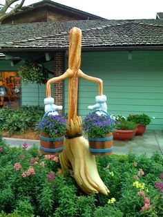 Garden Art For Kids, Disney Backyard, Casa Disney, Wonderland Garden, Deco Disney, Mickey House, Disney Room, Disney Garden, Disney Rooms