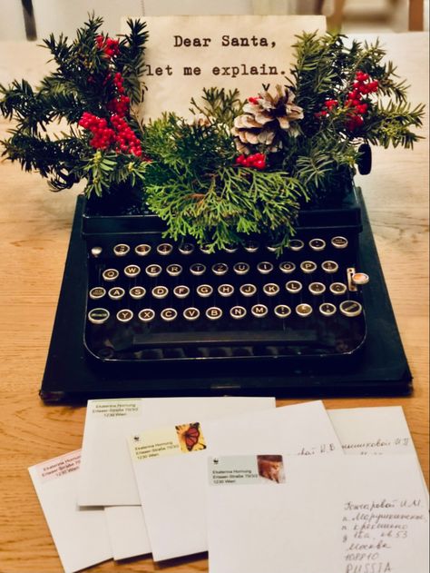 Typewriter Christmas Decor, Christmas Typewriter Decor, Vintage Typewriter Christmas Decor, Decorating With Old Typewriters, Vintage Typewriter Decor, Mountain Greenhouse, Old Typewriter Decor, Christmas Typewriter, Typewriter Ideas