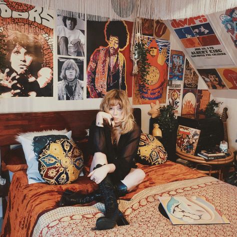 70s Room Inspiration, Rock And Roll Aesthetic Room, Rock Room Aesthetic, 70s Themed Bedroom, 60s Rock And Roll, 70s Room Aesthetic, Rocker Bedroom, Rock N Roll Bedroom, Rock And Roll Room