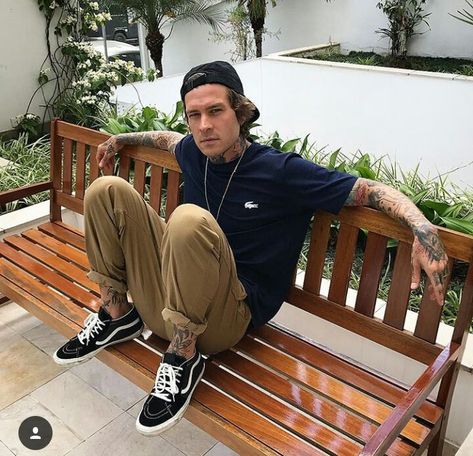 Vans Era Outfit, Men Long Hair Bun, Vans Sk8 Hi Outfit, Sk8 Hi Outfit, Skater Style Men, Black Vans Outfit, Estilo Vans, Skate Outfit, Moustache Style