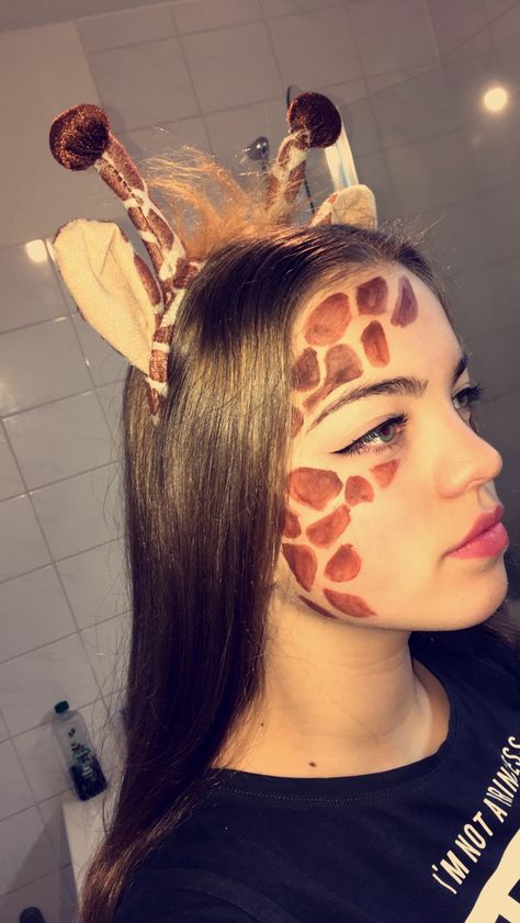 Animal Costumes Diy, Cheap Halloween Costumes Diy, Giraffe Ears, Costume Lion, Cheap Halloween Diy, Perfect Halloween Costume, Giraffe Costume, Pregnant Halloween Costumes, Animal Makeup