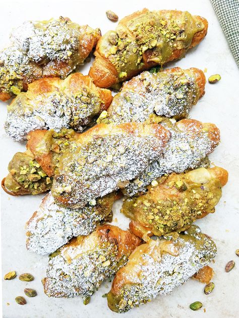 Pistachio Croissant Filling, Pistachio Cream Croissant, Pistachio Croissant Recipe, Pistachio Croissant, Pistachio Filling, Breakfast Buns, Bake Sale Packaging, Croissant Recipe, Pistachio Cream