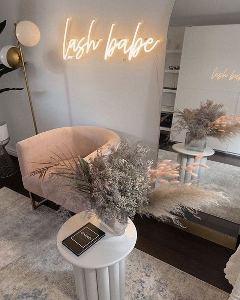 Lash Room Decor on Instagram: “We love texture because it makes you feel things…!⁠ ⁠ ☁️️ velvety soft⁠ ☁️️ feathery light⁠ ⁠ Feeling this soft & light lash room by…” Lash Room Ideas, Tech Room, Minimalist Dekor, Lash Room Decor, Beauty Room Salon, Esthetician Room Decor, Esthetics Room, Spa Room Decor, Salon Suites Decor