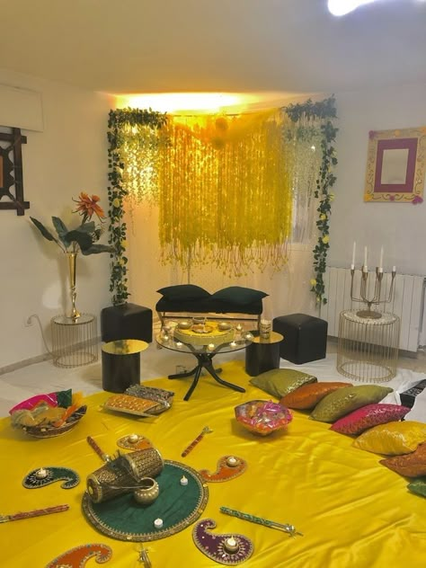 Mehendi Set Up At Home, Mehndi Function Decoration Ideas, Mehendi Set Up, Mehendi Setup At Home, Kirtan Decoration At Home, Mehndi Setup Decor At Home, Mayoon Decorations At Home, Ubtan Decor At Home, Dholki Decor Home Simple