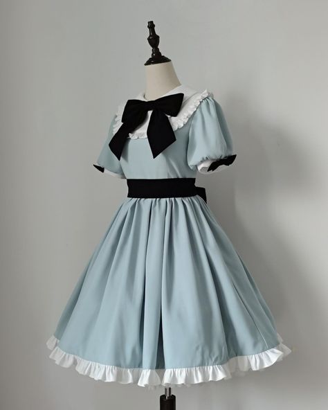 😊Elegant Lolita dress with Alice in Wonderland vibes. 👗Full set includes a dress, an apron, a sash and a black big bowknot. 👉Search 'TIMEW-016' on devilinspired.com #devilinspired #aliceinwonderland #elegantdress #eglcommunity #elegantoutfit #lolitacoord #lolitafasion Alice Clothes, Alice In Wonderland Outfit, Epic Clothes, Alice Dress, Alice In Wonderland Dress, Black Bows, Alice Blue, Vibe Clothes, Black Accessories