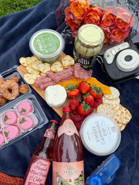 charcuterie board filled with trader joes drinks, crackers, cheeses, & snacks all on a blanket set up for a date Trader Joe’s Picnic Snacks, Trader Joes Picnic Food, Traders Joes Charcuterie, Trader Joe’s Picnic, Charcuterie Board Date, Trader Joes Charcuterie Board, Creamed Spinach Dip, Charcuterie Lunch, Trader Joes Snacks