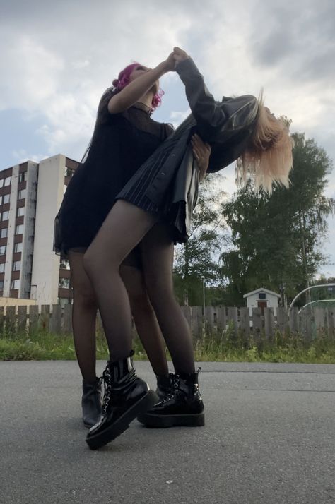 Girly Lesbian Style, Alt Couple Goals, Lesbian Couple Aesthetic Outfits, Goth Lesbian, Corset 90s, Black Fae, Alternative Couple, Corset Brown, Couple Dancing Aesthetic