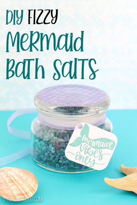 DIY Mermaid Fizzy Bath Salts with Handmade Gift Tags via @lydioutloud Diy Bath Salts With Essential Oils, Fizzy Bath Salts, Homemade Bath Salts Recipe, Diy Bath Salts, Diy Bath Salt, Mermaid Bath, Bath Salts Recipe, Diy Mermaid, Bath Salts Diy