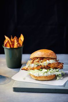 Jo Wicks Recipes, Tandoori Chicken Burger, Chicken Burger Ideas, Peach Burger, Saturday Lunch Ideas, Crispy Sweet Potato Wedges, Cucumber Raita Recipe, Joe Wicks Recipes, Chicken Burger Recipe