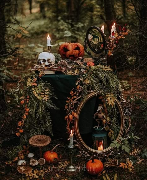 Spooky Western, Dark Romantic Wedding, Gothic Wedding Theme, Witchy Wedding, Spooky Wedding, Witch Wedding, Dark Wedding Theme, Forest Theme Wedding, Halloween Themed Wedding