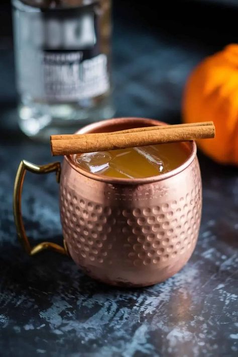 The Pumpkin Spice Mule Pumpkin Pie Martini Recipe, Party Food Bar, Moscow Mule Cocktail, Mule Cocktail, Vodka Recipes, Martini Recipes, Alcohol Drinks, Creamy Mashed Potatoes, Caramel Flavoring