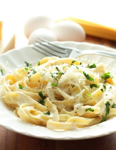 Light Fettuccine Alfredo - Cooking Classy Olive Garden Fettuccine Alfredo, Olive Garden Fettuccine, Olive Garden Alfredo, Resep Pasta, Diner Recept, Alfredo Sauce Recipe, Alfredo Recipe, Fettuccine Alfredo, Cooking Classy