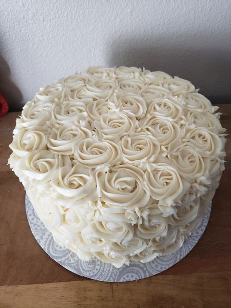 White Rosette Cake, White Rose Cake, Rosette Cake Wedding, Rosette Cake, Sprinkle Cake, Cake Decorating Designs, Rose Cake, Cake Decoration, Dress Ideas