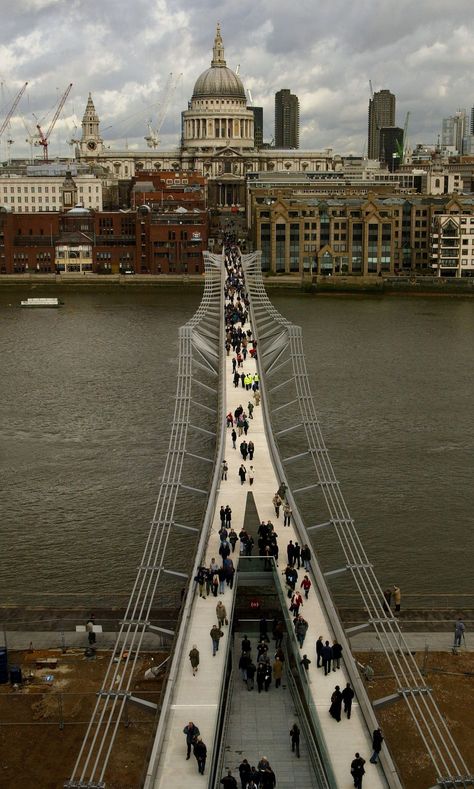 Millennium Bridge London, London Harry Potter, Harry Potter Places, Harry Potter Cursed Child, Bridge Structure, Millennium Bridge, Famous Bridges, Ultimate Bucket List, Ways To Travel