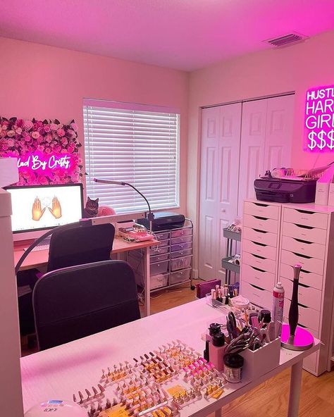 NAILPRO on Instagram: “Brb pinning this to our #saloninspiration @pinterest board 💖🤤 @nailedbycristy” Pink Nail Suite Ideas, Nail Tech Bedroom, Nail Studio Inspiration, Nail Tech Station At Home Aesthetic, Nail Tech Desk Setup, Nail Set Up, Home Nail Salon Setup, Nail Suite Ideas, Nail Rooms