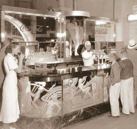 Coca Cola Soda Fountain Bar in the 1930s Soda Fountain Bar, Dental Quiz, Malt Shop, Vintage Diner, Retail Signs, Soda Fountain, Vintage Life, Art Deco Period, Interior Deco