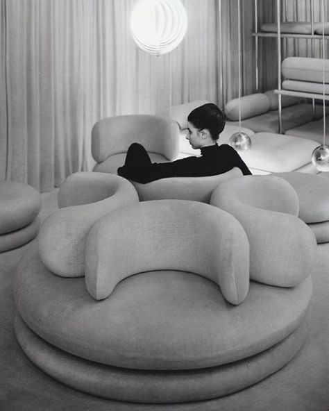 Trendy Sofas, Round Furniture, Round Sofa, Verner Panton, Retro Home Decor, Style At Home, A Living Room, Retro Home, Interior Furniture