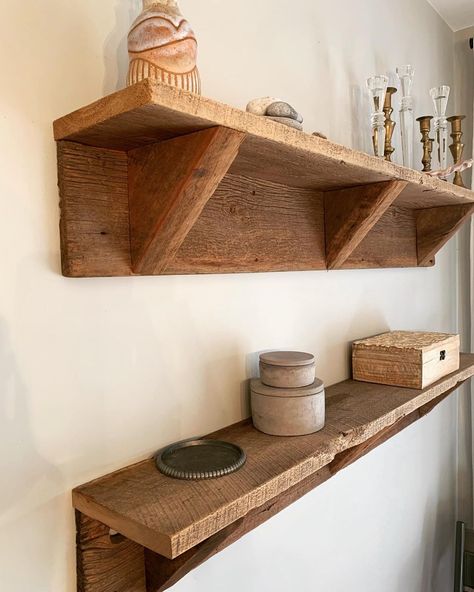 Rustic Wood Shelf Ideas, Pallet Floating Shelf, Projects With Old Wood, Shelves Made From Old Barn Wood, Barnwood Diy Projects, Barn Board Shelves Rustic, Old Wood Shelves, Pallet Wood Floating Shelves, Rustic Farmhouse Shelves