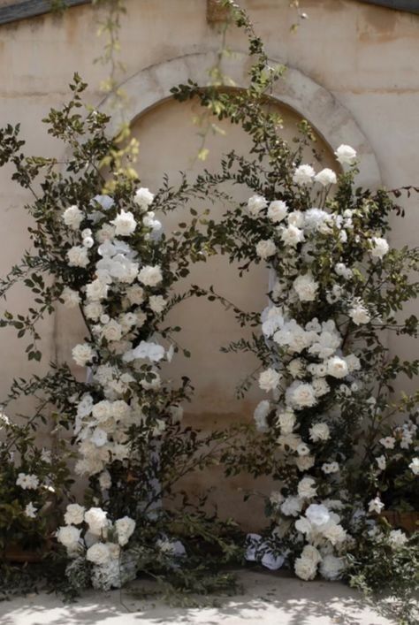 Decor Photobooth, Wedding Altars, All White Wedding, Wedding Ceremony Flowers, White Wedding Flowers, Minimal Wedding, Ceremony Flowers, Ceremony Backdrop, Floral Arch