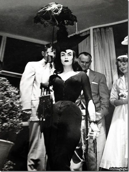 1950s horror movie actress Vampira. So fierce! Maila Nurmi, Elvira Mistress Of The Dark, Classic Monsters, Marlon Brando, The Windy City, Vintage Horror, Classic Horror, Dark Beauty, Vintage Hollywood