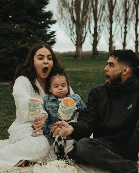 Another one is on the way for this sweet family!! A baby announcement and gender reveal all in one…I am obsessed with every single photo, I’ll be sharing more on my story since a post doesn’t have enough space😣🤎 #moseslake #genderreveal #babyannouncement #familyphotography #familyphotographer #babyontheway #couplegoals #couplesphotography #expecting #love #pnw #pnwphotographer #ellysegreenphotos #washingtonstate Family Gender Announcement Pictures, Gender Reveal Post, Gender Reveal Photo, Gender Reveal Photos, Gender Announcements, Baby Shoot, Single Photo, Baby Gender Reveal, Baby On The Way