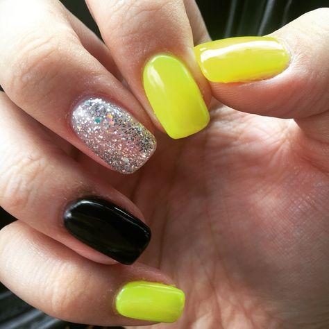 Summer Nails. Black and yellow. Neon nails. Glitter nail. Gel nails. Accent nail Neon Glitter Nails, Summer Nails Neon, Neon Yellow Nails, Yellow Nail Art, Yellow Nails Design, Nails Yellow, Accent Nail, Yellow Neon, Flower Yellow