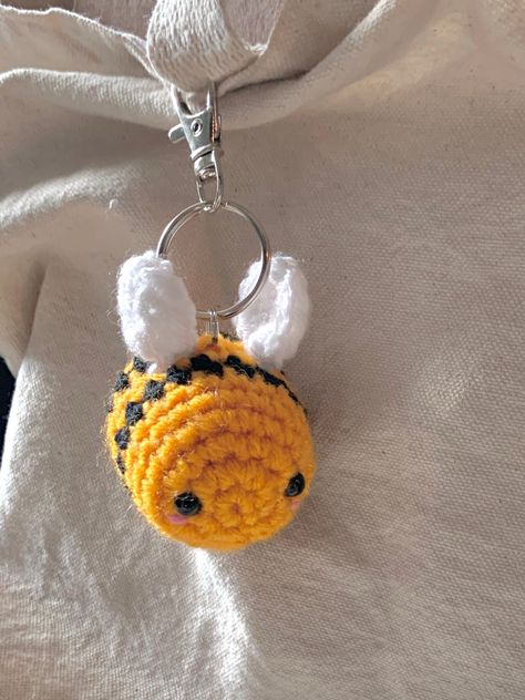 A crochet bee keychain pattern with a detailed tutorial on how to make a cute and cuddly bee keychain. The pattern is easy to follow and suitable for.#crochetkeychain #handmadegifts #DIYkeychain #crochetlove #keychainaddict Diy Crochet Keychain, Crochet Bee Keychain, Crochet Keychain Ideas, Crochet Butterfly Free Pattern, Bee Keychain, Crochet Keychains, Keychain Making, Crochet Pokemon, Unique Keychain