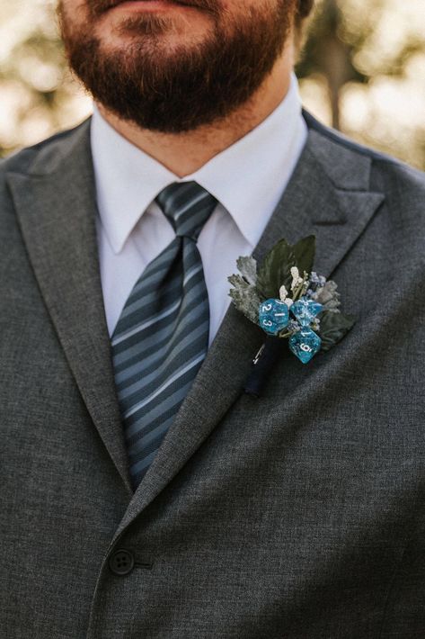 D20 Boutonniere, Dungeons And Dragons Wedding Ideas, Dungeons And Dragons Wedding, Lotr Wedding, Gamer Wedding, Dnd Oc, Dragon Wedding, Nerd Wedding, Geeky Wedding