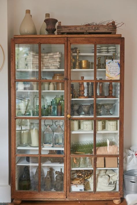 Country Kitchen Storage, Vintage Apartment Aesthetic, Vintage Minimalist Aesthetic, Vintage Minimalist Decor, Thrifted Apartment, Vintage Apartment Decor, Minimalist Cottage, Minimalist Homes, Minimalistic Home