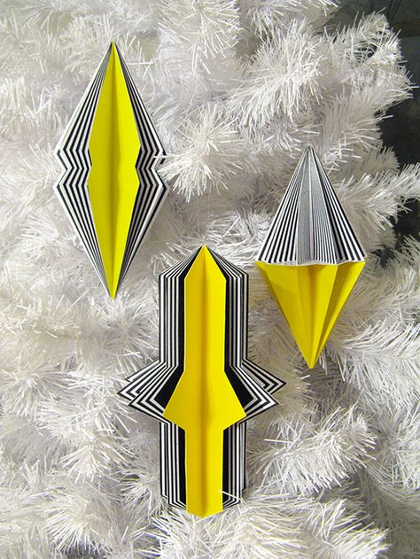 Futuristic Christmas Decorations, Geometric Christmas Ornaments, Futuristic Christmas, Handmade Craft Ideas, Jul Diy, Kunstjournal Inspiration, Origami Gifts, Paper Installation, Christmas Origami