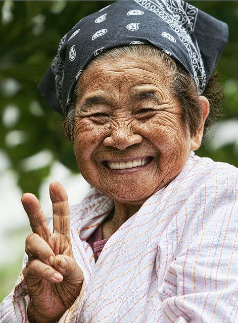 CANT STOP WONT STOP. LET ME FLOOD YOUR FEED WITH HAPPINESS!! Smiling People, 얼굴 드로잉, 얼굴 그리기, Great Smiles, Albert Camus, Old Woman, People Of The World, Just Smile, The Peace