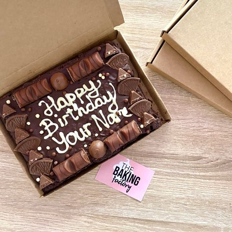 Triple chocolate brownies with your own custom message! Brownie With Message, Brownies Ultah, Custom Brownies, Decorated Brownies Birthday, Birthday Brownies Decoration, Brownie Birthday, Brownie Cake Decoration, Brownies Decoration Ideas, Brownies Birthday Cake Ideas