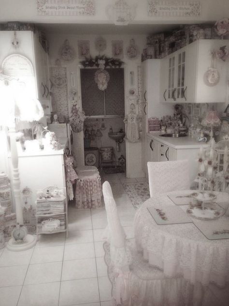 Morute Room, Dolly Room, Morute Core, Gloomy Coquette, Creepy Cute Aesthetic, Doll Aesthetic, Old Dolls, House Room, Creepy Cute