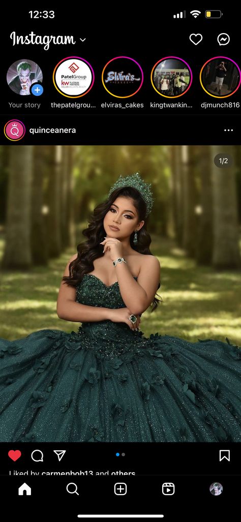 Emerald Green Quinceanera Hairstyles, Quincenera Dresses Forest Green, Dark Green Quinceanera Makeup, Emerald Green 15 Makeup, Quinceanera Emerald Green Makeup, Quince Dresses For Morenitas, Quince Makeup Looks Green, Emerald Quince Makeup, Green Quinceanera Makeup