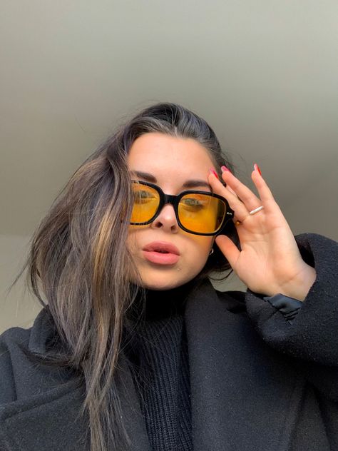 Yellow Sunglasses Black outfit Fashion Inspiration Style Aesthetic Yellow Tinted Sunglasses, Black Outfit Winter, Asos Outfit, Yellow Lens Sunglasses, Aesthetic Sunglasses, Round Face Sunglasses, Glasses Outfit, Sunglasses Yellow, Trendy Eyewear