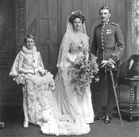 1900s Wedding, Chic Vintage Bride, Old Wedding Photos, Wedding Couple Pictures, Victorian Bride, Edwardian Wedding, Chic Vintage Brides, Vintage Wedding Photography, Vintage Wedding Photos