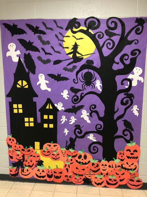 Creepy, Kooky, Spooktacular in this Halloween bulletin board Halloween Art Bulletin Board, Halloween Buliton Boards, Halloween School Board Ideas, Halloween Decoration Preschool, Halloween Mural Ideas, Halloween Board Ideas Preschool, Haunted House Door Decoration School, Halloween Class Door Ideas, Halloween School Board