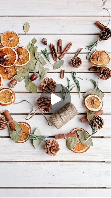 Cinnamon Crafts Diy, How To String Orange Garland, Dried Orange Garland Fireplace, Dried Orange Slice Garland, Orange Slices Decorations, Orange Slice Garland Diy, Orange Peel Decoration, Dried Orange Christmas Decor, How To Dry Oranges For Decoration