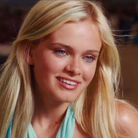 Sara Paxton Aquamarine, Sarah Paxton, Aquamarine 2006, Aquamarine Aesthetic, 2006 Aesthetic, Aquamarine Hair, 00s Movies, Aquamarine Movie, H2o Aesthetic