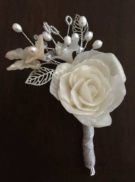 Wedding boutonnière with hand made clay flowers and leaves, cristals and natural pearls. Prom Flowers Corsage, Bride To Be Decorations, Brooch Boutonniere, Brooch Bouquet Diy, Prom Corsage And Boutonniere, Wedding Church Decor, Wedding Anniversary Decorations, Colorful Wedding Flowers, Groomsmen Boutonniere