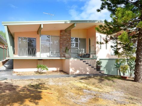 Beach Shack Exterior, Mid Century Beach House, 50s Beach, Retro Beach House, Australian Beach House, Exterior Landscaping, 50s House, Retro Homes, 60s House