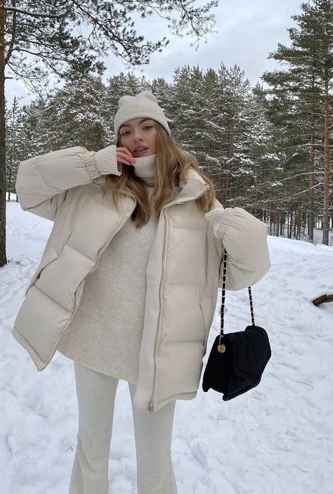 White Puffer Jacket Outfit, Vinter Mode Outfits, Winter Going Out Outfits, Looks Adidas, 00s Mode, Stile Blair Waldorf, Winter Outfits Snow, Adrette Outfits, White Puffer Jacket